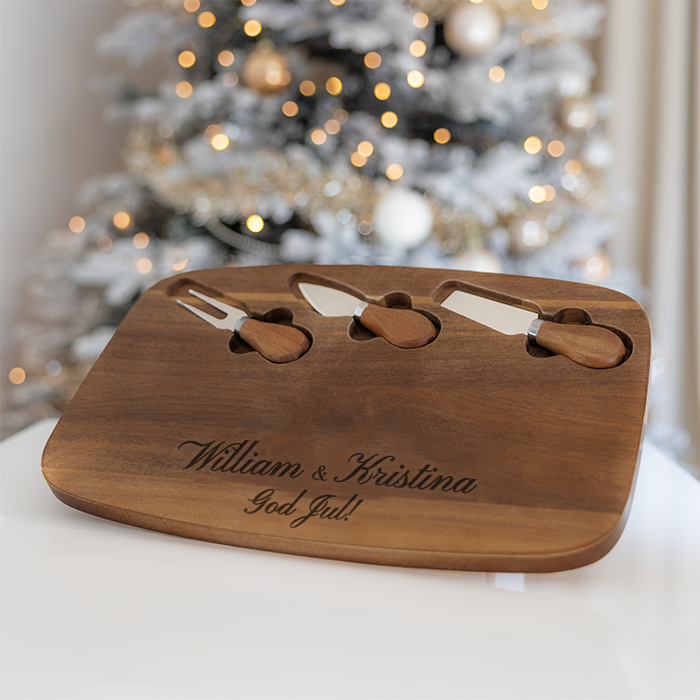 Serveringsbräda och ostknivar med gravyr – Jul