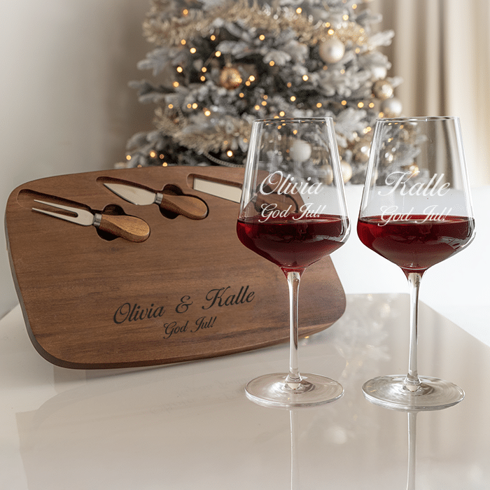 Vinglas och ostbricka med gravyr – Jul