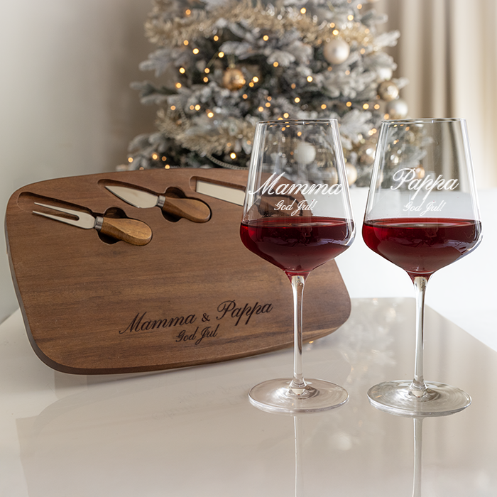 Vinglas och ostbricka med gravyr, till föräldrarna