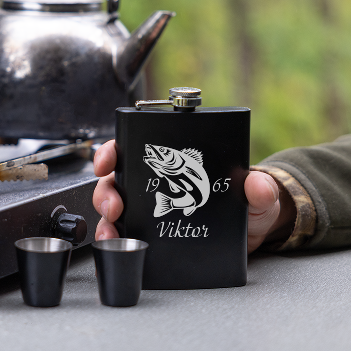 Fickplunta med gravyr, fiske