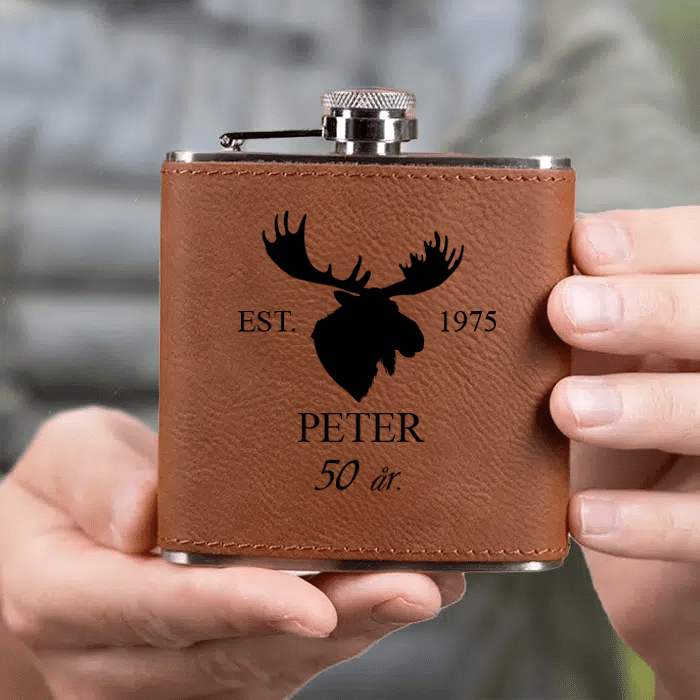 Fickplunta med gravyr, älg