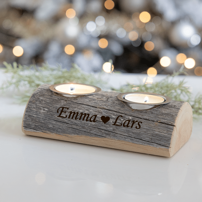 Värmeljus i torrfuruställ med gravyr