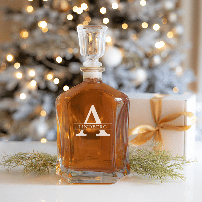 Whiskykaraff med gravyr – Initial