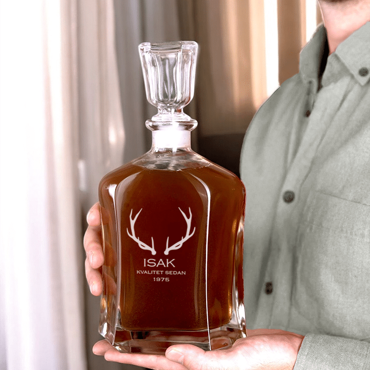 Whiskykaraff med gravyr, horn