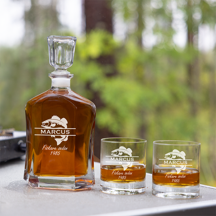 Whiskykaraff och -glas med gravyr, fiske