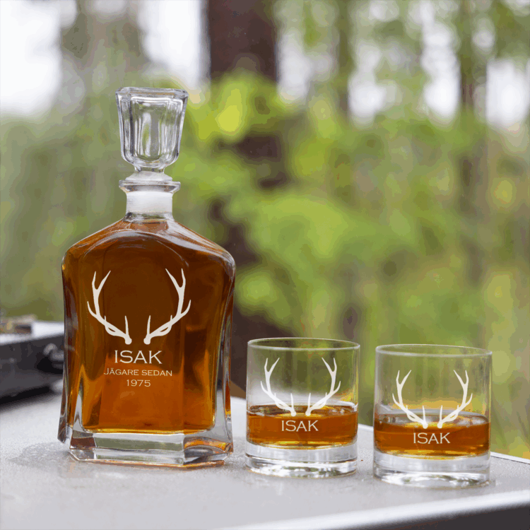 Whiskykaraff och -glas med gravyr, horn