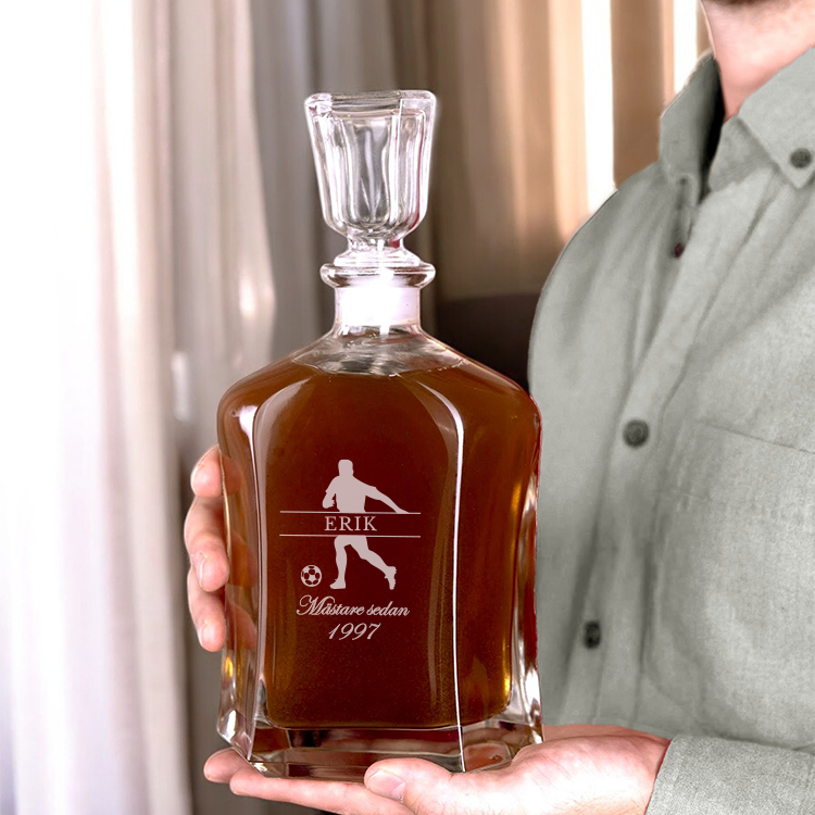 Whiskykaraff med gravyr är en stilfull gåva för alla tillfällen