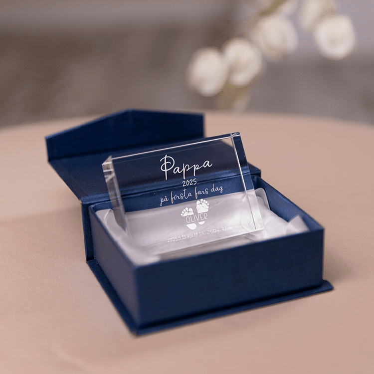 Glasprydnad med gravyr, babyfötter - Bild 2