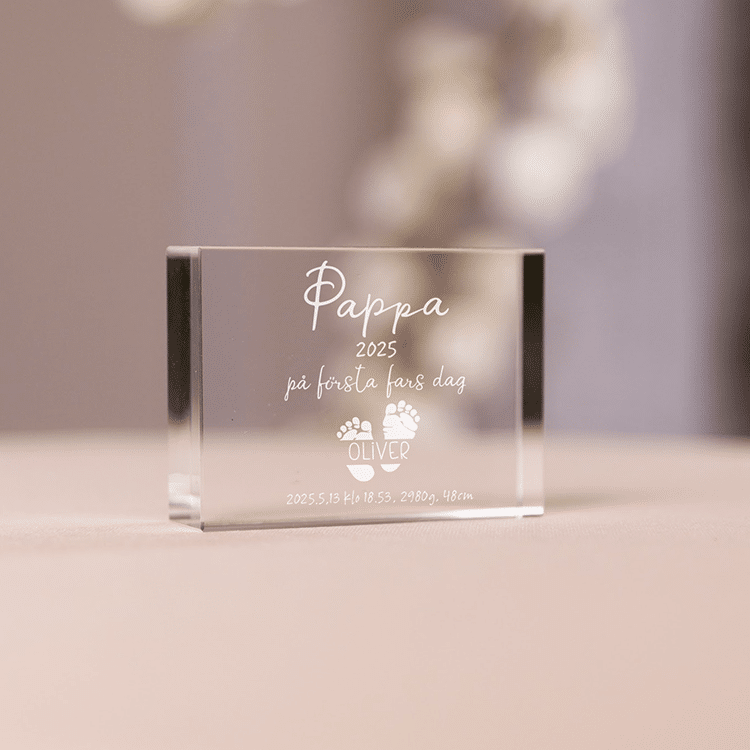 Glasprydnad med gravyr, babyfötter