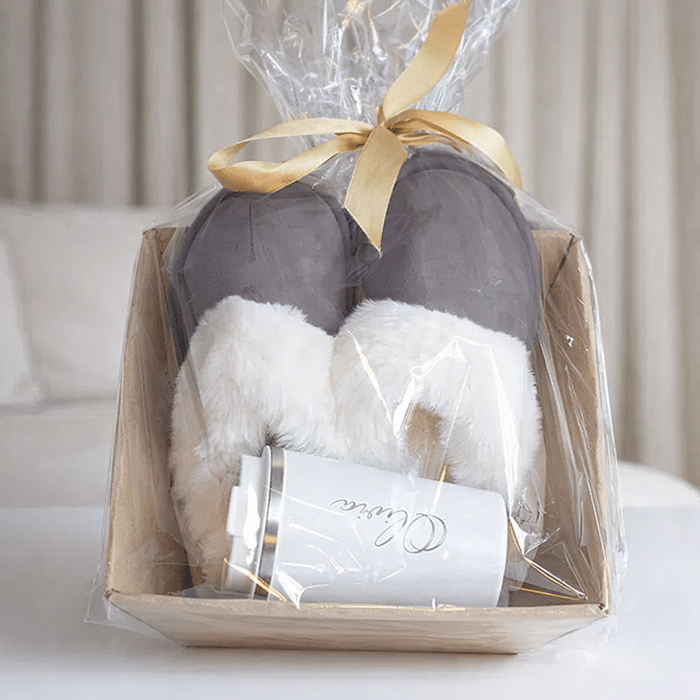 Termosmugg och tofflor – presentset till henne