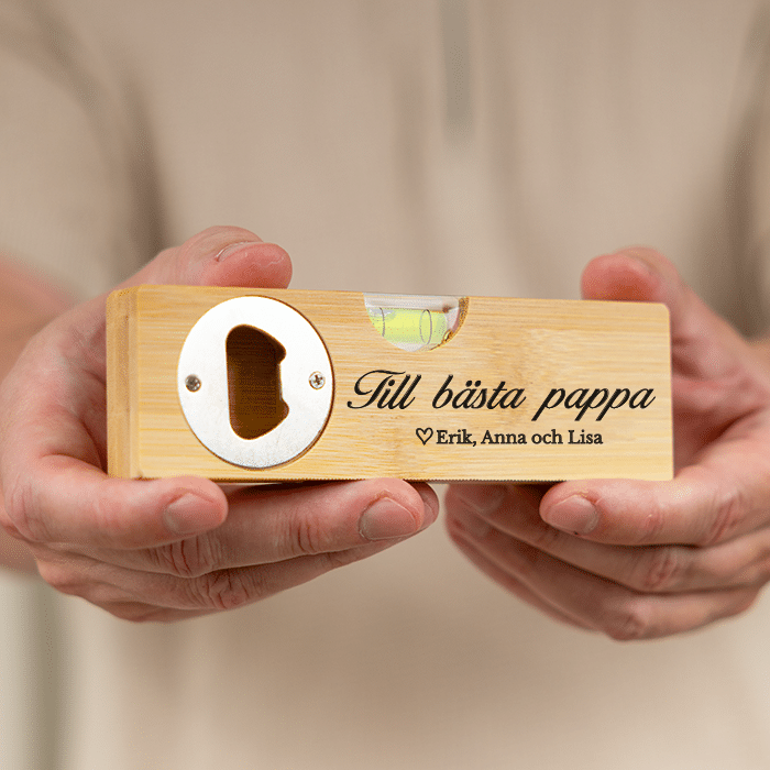 Klassisk vattenpass-flasköppnare med gravyr