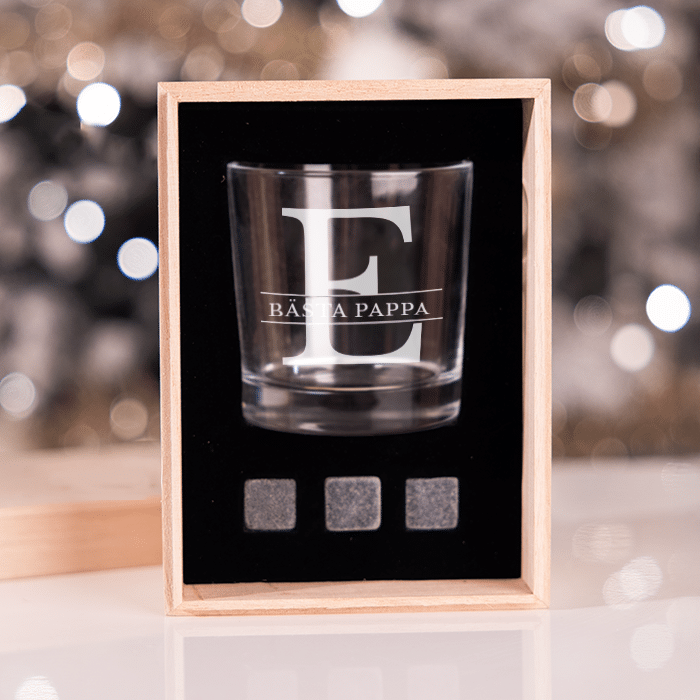 Whiskyglas med gravyr och whiskystenar – presentset - Bild 2