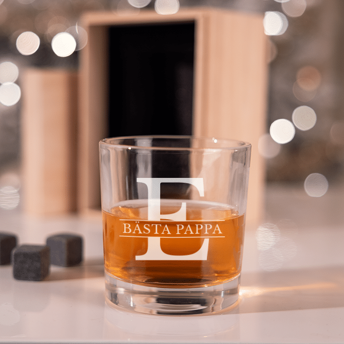 Whiskyglas med gravyr och whiskystenar – presentset