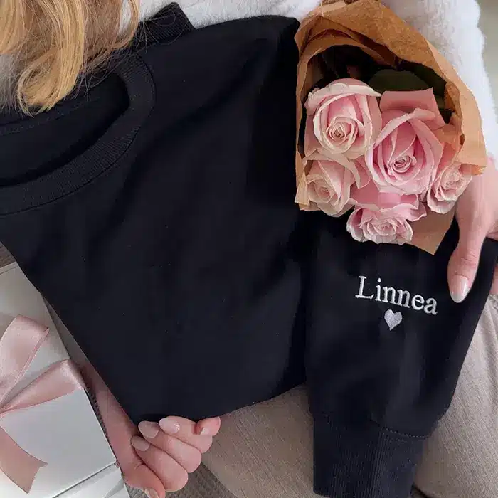 Collegetröja med brodyr på ärmen, present till mors dag - Bild 3